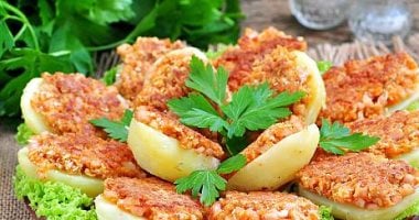 طريقة عمل البطاطس المحشوة بالجبنة واللحم المفروم