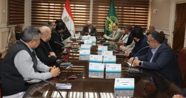 محافظ القليوبية يبحث مطالب المستثمرين بالمنطقة الاستثمارية فى بنها