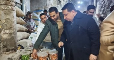 حملة تموينية مكبرة بطهطا تضبط مخزن مواد غذائية فاسدة ومجهولة المصدر..صور