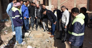 رئيس مياه القليوبية يتابع هبوط أرضى بشبكة الصرف الصحى بالقلج.. صور