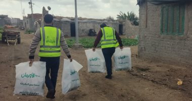 ضمن حملة ستر ودفا وإطعام... توزيع 700 لحاف وبطانية بكفر الشيخ