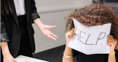 إتيكيت طلب المساعدة دون إحراج.. الوضوح واختيار الشخص المناسب الأبرز 