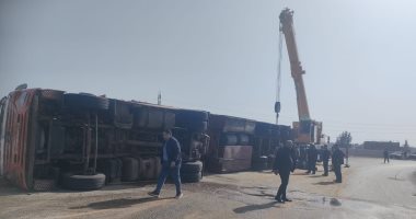 رفع تريلا انقلبت أعلى كوبرى طريق السنبلاوين الجديد وتسيير الحركة المرورية