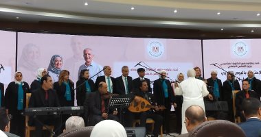 بالأغانى الوطنية والروح المصرية.. وزيرة التضامن تشهد حفلًا موسيقيًا لكبار السن