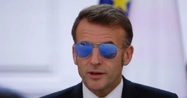 ماكرون بالنظارة الشمسية