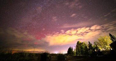 عاصفة مغناطيسية أرضية شديدة تُثير أضواء ملونة فى جميع أنحاء العالم.. صور