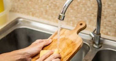 7 حيل ذكية لتنظيف الأدوات الخشبية فى المطبخ دون إتلافها 