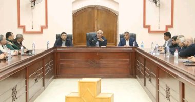 محافظ الوادى الجديد يجتمع مع رؤساء القرى بالداخلة لمناقشة الارتقاء بالخدمات