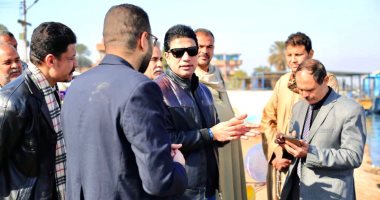 نائب محافظ سوهاج يصل مرسى عبارة الخزندارية ويستمع لمطالب الأهالى