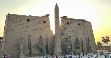 شاهد على عظمة الفراعنة.. تماثيل الملك رمسيس ومقصوراته تجذب أنظار زوار معبد الأقصر
