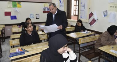 محافظ بورسعيد يتفقد امتحانات الإعدادية ويؤكد على الالتزام بالانضباط.. صور
