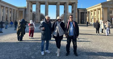 درجة الحرارة صفر وإقبال على بوابة براندنبورج الشهيرة في ألمانيا.. مباشر