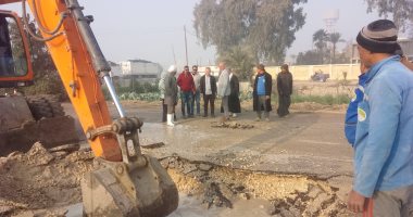 رئيس مياه الفيوم يتابع إصلاح كسر مفاجئ بخط مياه شرب