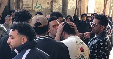 سعد الصغير يصل المسجد لأداء صلاة الجـنازة على والدة البحراوى