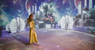 فنانة تحول 15 عاما من اللوحات إلى تجربة فنية متعددة الحواس