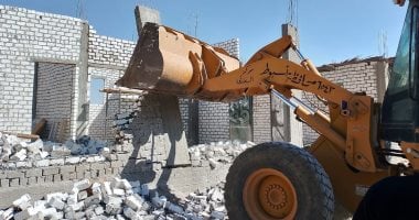 إزالة 7 حالات تعد على الأراضى فى 3 مراكز بأسيوط