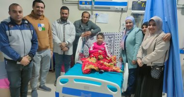 ممر شرفى.. مستشفى الفشن يودع طفلة تعافت بعد 60 يومًا داخل العناية المركزة