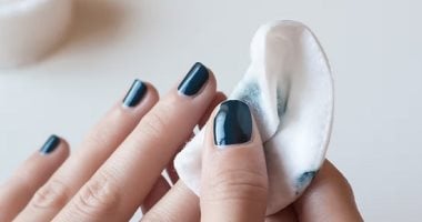 4 طرق مختلفة لإزالة طلاء الأظافر بخطوات بسيطة.. مش هتحتاجى لاسيتون 