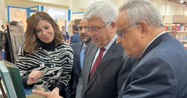 وزيرا الثقافة والتعليم العالى يتفقدان جناح مكتبة الإسكندرية فى معرض القاهرة الدولى للكتاب