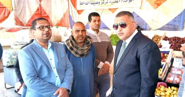 رئيس مركز الداخلة يتفقد منافذ البيع المخفضة ويشدد على ضبط الأسعار وجودة المنتجات