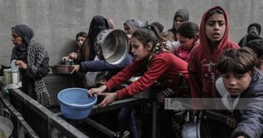 أزمة الجوع فى غزة.. طوابير من الأطفال والنساء بالأوانى الفارغة بحثا عن الطعام