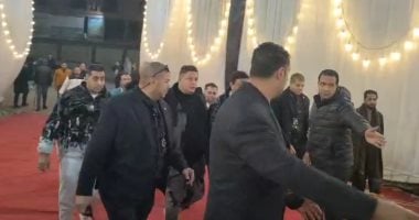 حمو بيكا يقدم واجب العزاء فى والدة رضا البحراوى بمسقط رأسه في الغربية.. فيديو