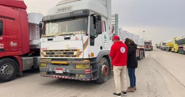 الهلال الأحمر يدفع قافلة «زاد العزة» 121 مُحملة بالسلال الغذائية والملابس