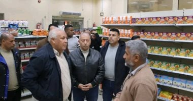 محافظ الوادى الجديد يتابع توافر السلع الغذائية الأساسية بمركز الفرافرة
