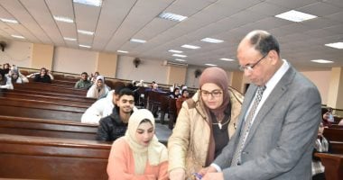 عميد آداب طنطا يتفقد امتحانات طلاب المستوى الثالث