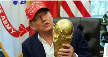 الرئيس الأمريكي دونالد ترامب يحمل كأس العالم 2026