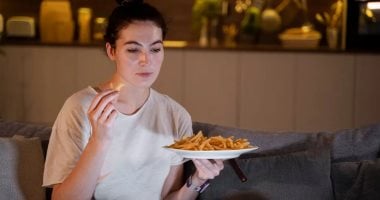 ليس مجرد خلل هرمونى.. أسباب الرغبة الشديدة في تناول الطعام ليلًا