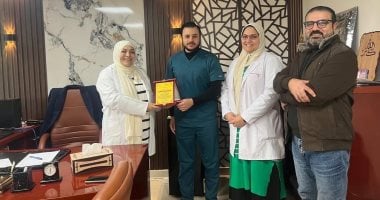 توجيه الشكر لطبيب العناية وفرد الامن