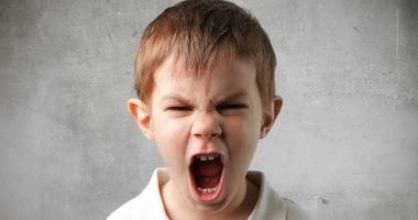 افحصه الأول.. مشكلات صحية قد تكون وراء سلوكيات طفلك العنيفة