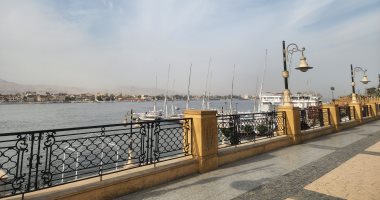 هنا كورنيش النيل بالأقصر.. غيوم كثيفة تحجب الشمس وإلغاء تحليق البالون.. فيديو