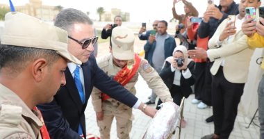 محافظ البحر الأحمر يضع إكليلًا من الزهور على النصب التذكارى بالغردقة.. صور وفيديو