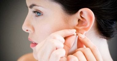 لماذا تنبعث رائحة كريهة من الأقراط؟.. اكتشفى السبب والحلول الفعالة