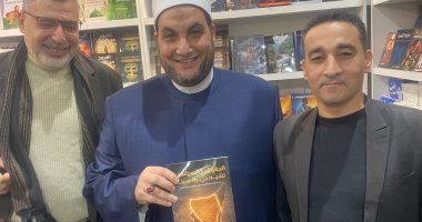 النائب أحمد تركى والكاتب محمد الشرشابى يحضران توقيع كتاب الزميل إسماعيل رفعت