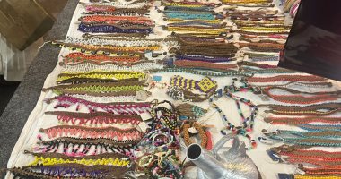 مشغولات يدوية من قلب الجنوب بـ 100 جنيه بجناح حلايب وشلاتين بمعرض الكتاب 