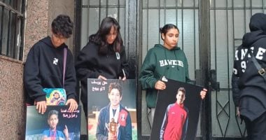 اصدقاء السباح يوسف يحضرون جلسة محاكمة المتهمين بالتسبب فى وفاته.. صور 