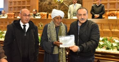 محافظ أسيوط يكرم مسنًا تحدى الأمية في التسعين ليصبح أيقونة للإرادة والأمل