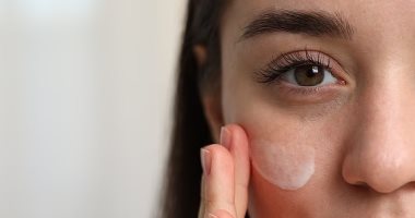 سيروم ولا كريم مرطب الأول.. طبيب يوضع ترتيب منتجات العناية بالبشرة