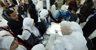 لأول مرة.. تجربة عملية حية لترميم مخطوطة بجناح الأزهر 