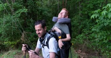 الصداقة تتخطى المستحيل.. أصدقاء يحملون صديقهم المريض ليكتشف العالم