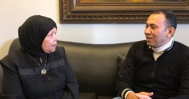 صحفي اليوم السابع مع والدة الشهيد 