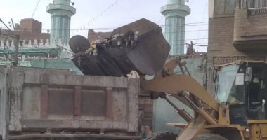 رفع 20 طن من القمامة والمخلفات الصلبة والأتربة بمركز أخميم فى سوهاج  