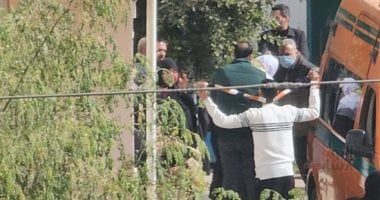 يا رب صبرنى.. انهيار الأب لحظة تسلم جثامين زوجته وأبنائه الـ4 ضحايا تسريب الغاز