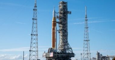 ناسا تُرسل قطعًا أثرية تاريخية إلى القمر على متن مهمة أرتميس 2