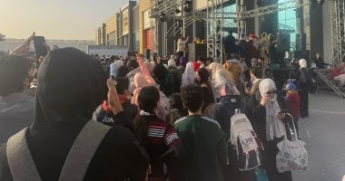 زحام شديد على المسرح المكشوف بمعرض القاهرة الدولى للكتاب فى دورته الـ57