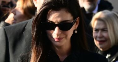 مشاهير يحضرون جنازة فالنتينو غارافانى بملابس سوداء من تصميمه.. صور