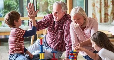 دراسة جديدة تؤكد رعاية الأجداد للأحفاد قد تسبب لهم الاكتئاب 